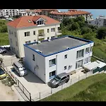 Victoria Apartment *